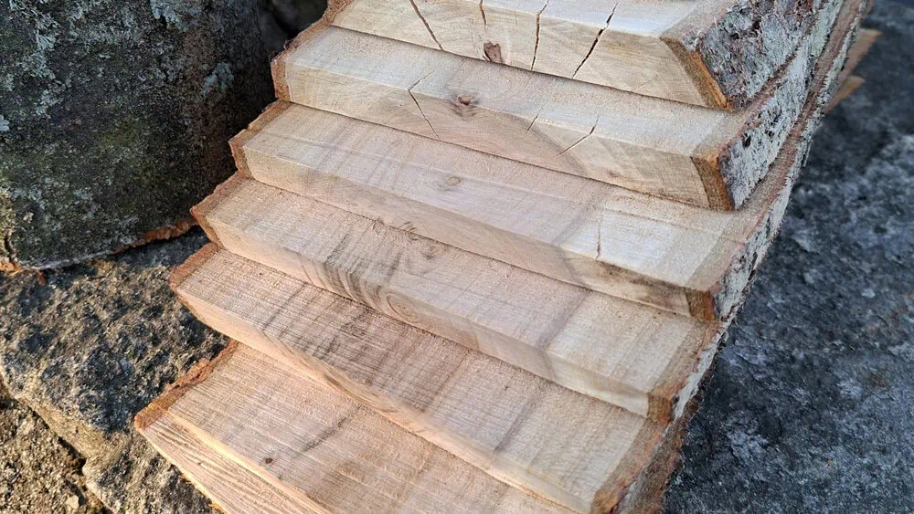 Nařezaný špalek z blumy