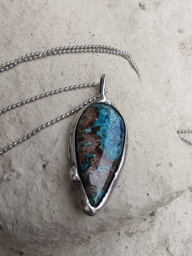 Autorský cínovaný náhrdelník - Chryzokol S0615