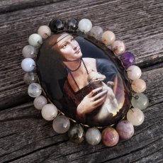 Autorská sklenená brošňa - Dáma s hranostajom S0829