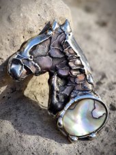 Autorská cínovaná brož - Kůň a Paua mušle S0930