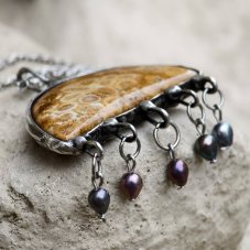 Autorský cínový náhrdelník - Skamenený koral a perly S0898