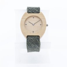 České drevené hodinky Avia H00432 Habr