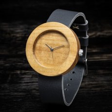 České dřevěné hodinky Jalta H00383 Jabloň