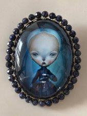 Autorská sklenená brošňa - Kúzelík S0880