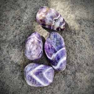Ametyst Chevron hmatka – broušený fialový minerál pro meditaci Ametyst Chevron hmatka – broušený fialový minerál pro meditaci