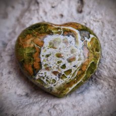 Surové minerály - Zelený opál srdce SM0847