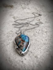 Autorský cínovaný náhrdelník - Chryzokol S0615