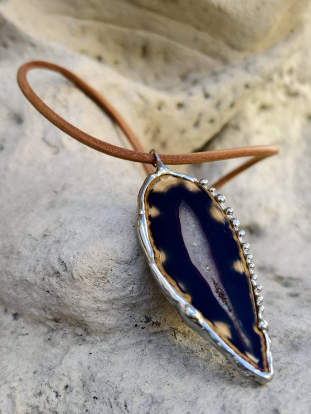 Autorský cínovaný náhrdelník -  Achát ve tvaru listu S0816