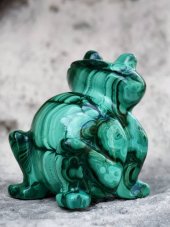 Surové minerály - Malachitová socha žaby SM0857