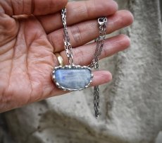 Autorský cínovaný náhrdelník - Mesačný kameň S0736