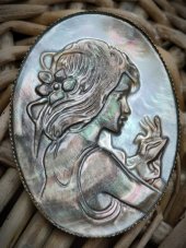 Autorská brož - Panenka s květinou ve vlasech - Perleť S0881