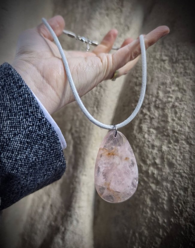 Minerálny náhrdelník - Ruženín na koži S0666