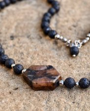 Náhrdelník minerální - Láva a Chiastolit S0848