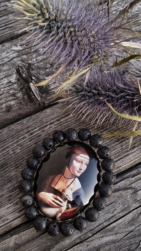 Autorská skleněná brož - Dáma s hranostajem S0776