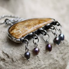 Autorský cínovaný náhrdelník -  Zkamenělý korál a perly S0898