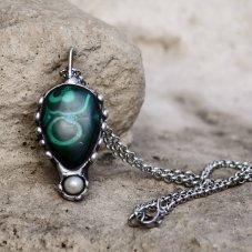 Autorský cínovaný náhrdelník - Malachit s perlou S0891