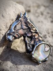 Autorská cínovaná brož - Kůň a Paua mušle S0930