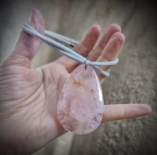 Minerálny náhrdelník - Ruženín na koži S0666