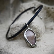 Náhrdelník minerálny - Ruženín kvapka S0735
