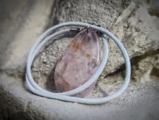 Minerálny náhrdelník - Ruženín na koži S0666
