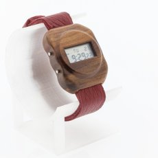 České drevené hodinky Universum H00488 Hruška