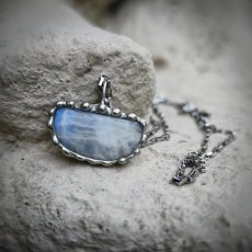 Autorský cínovaný náhrdelník - Mesačný kameň S0736