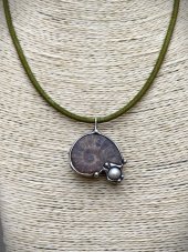 Autorský cínový náhrdelník - Slimák a perla S0896