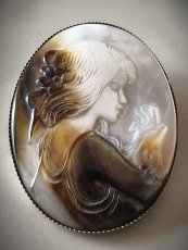 Autorská brož - Panenka s květinou ve vlasech - Perleť S0881