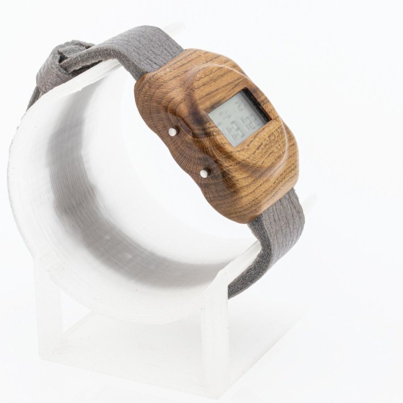 České drevené hodinky Universum H00487 Marhuľa