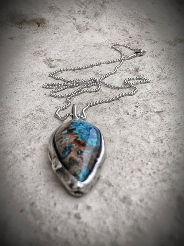 Autorský cínovaný náhrdelník - Chryzokol S0615