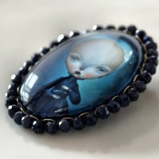 Autorská sklenená brošňa - Kúzelík S0880