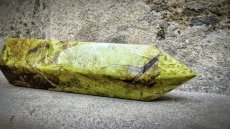 Surové minerály - Zelený Opál - obelisk  SM0478