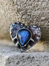 Autorská cínová brošňa - Labradorit v srdci S0936