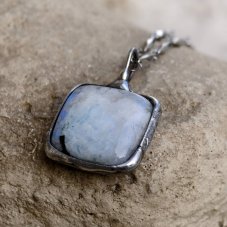Autorský cínovaný náhrdelník -  Měsíční kámen S0892