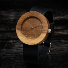 České dřevěné hodinky Jalta H00390 Hruška
