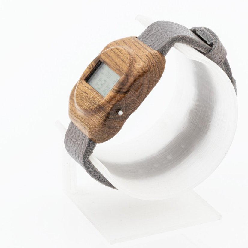 České drevené hodinky Universum H00487 Marhuľa