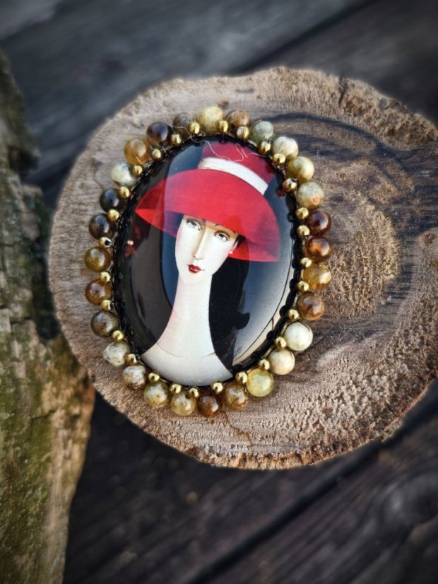 Autorská skleněná brož - Žena v klobouku  S0644