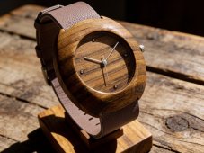 České dřevěné hodinky Club H00519 Višeň