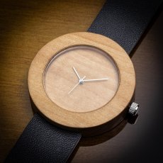 České dřevěné hodinky Jalta H00383 Jabloň