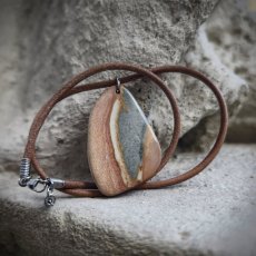 Minerálny náhrdelník - Jaspis na koži S0667