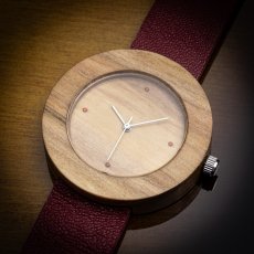 České dřevěné hodinky Jalta H00387 Jabloň