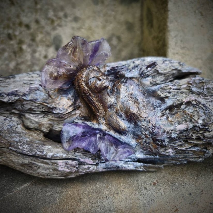 Autorská dřevěná socha - "Bohyně Ametystů" AS0728