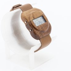 České drevené hodinky Universum H00485 Hruška