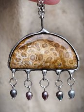 Autorský cínovaný náhrdelník -  Zkamenělý korál a perly S0898