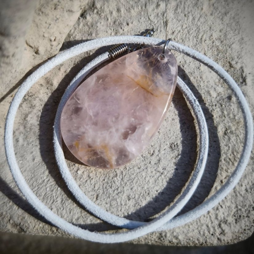 Minerálny náhrdelník - Ruženín na koži S0666