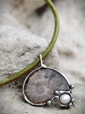 Autorský cínový náhrdelník - Slimák a perla S0896