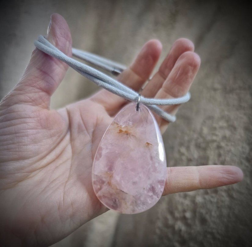 Minerálny náhrdelník - Ruženín na koži S0666