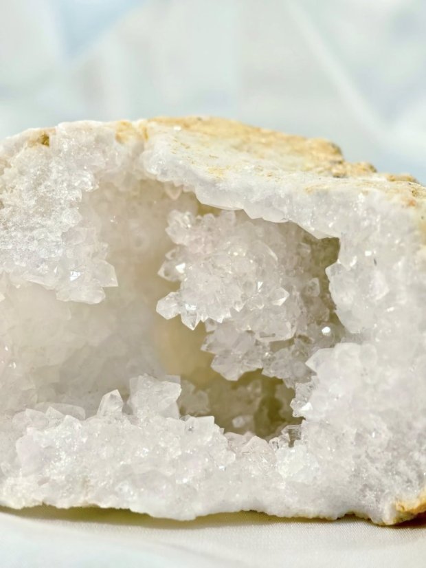 Surové minerály - Křišťál geoda  SM0485