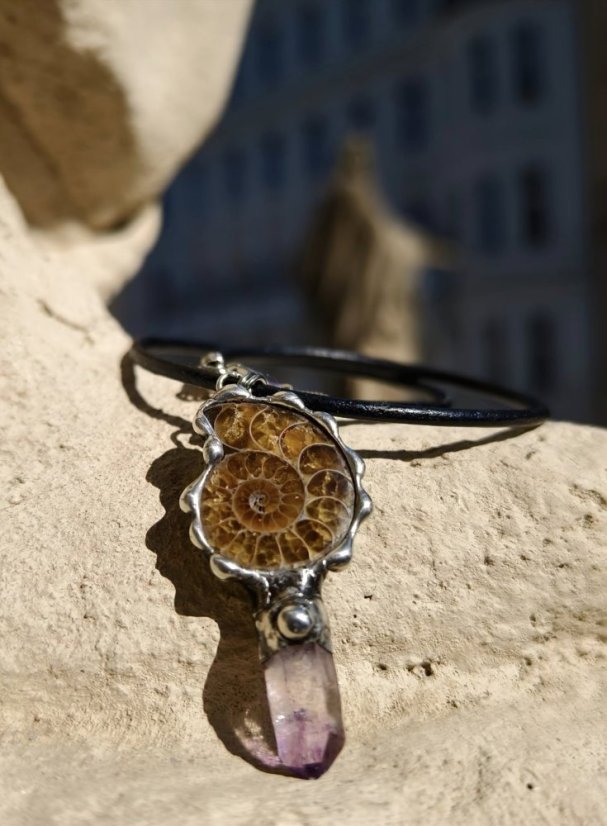 Autorský cínový náhrdelník - Slimák a Amatyst S0698