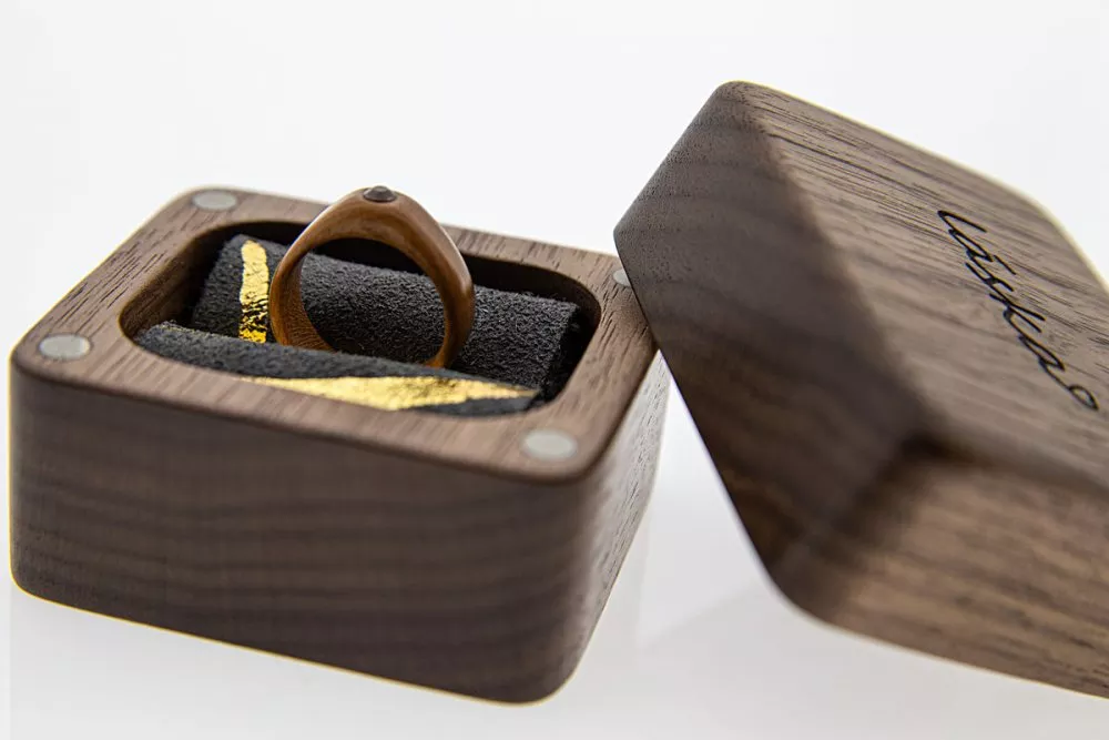 Zásnubní prsten z třešňového dřeva a smaragdem